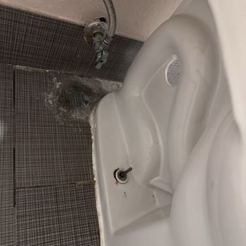 La Quinta Inn by Wyndham Calhoun - Dirty toilet - Hotels Near Me - Calhoun, Georgia