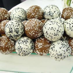 Dining In Chez Vous - Chocolate and Vanilla Cake Pops