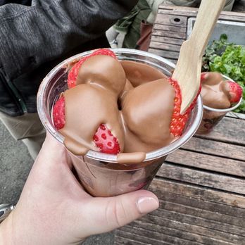 Borough Market - Chocolate Strawberries - Farmers Market Near Me - London, XGL Borough Market - Chocolate Strawberries - Farmers Market Near Me - London, XGL