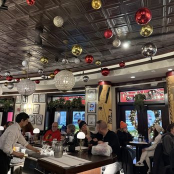 Petterinos - Interior bar - American Near Me - Chicago, Illinois