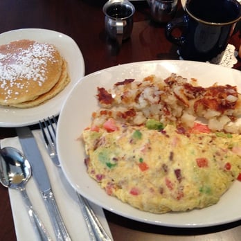 Blueberry Hill Breakfast Cafe - Omelette with avocado, bacon, and tomatoes - Breakfast & Brunch Near Me - Oak Brook, Illinois