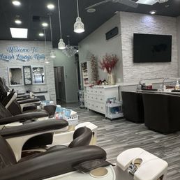 Lavish Lounge Nails salon