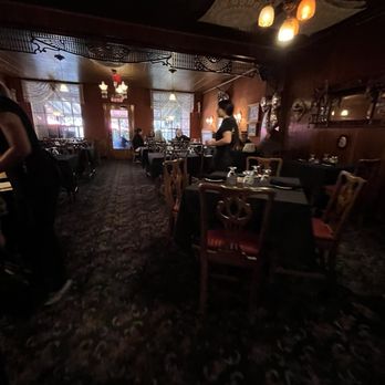 Guarino's Restaurant - Seating - Italian Near Me - Cleveland, Ohio