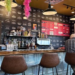 Twisted Root Burger - Bar