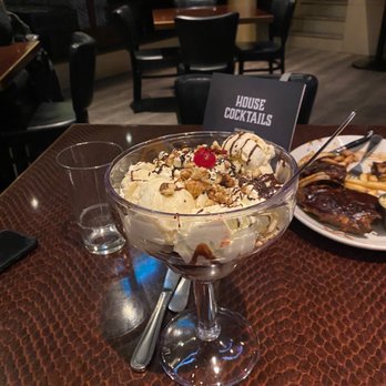 Hard Rock Cafe - Sinful hot fudge sundae - American Near Me - Helsinki, 18 Hard Rock Cafe - Sinful hot fudge sundae - American Near Me - Helsinki, 18