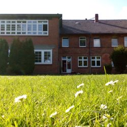 Kulturzentrum Bürgerhaus in Meiendorf - Die Wiese vor dem Haus dient als Schauplatz einiger Veranstaltungen - Bild BiM