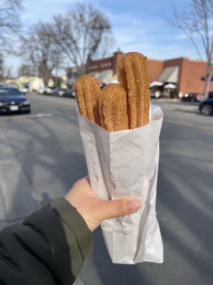 Laura’s Churros Logo