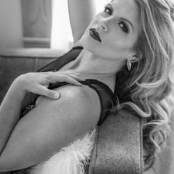 Valerie Visser Studios - Gorgeous black and white image of a woman with blond hair sitting on a couch
