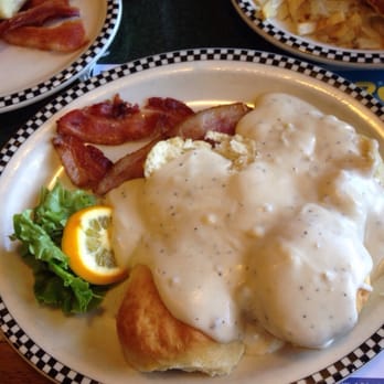Black Bear Diner Goodyear - Biscuits & gravy with bacon & hash browns - American Near Me - Goodyear, Arizona