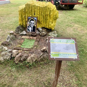 Da Yoopers Tourist Trap - Tribute to the late great Packer Coach - Vince Lombardi! - Souvenir Shops Near Me - Ishpeming, Michigan Da Yoopers Tourist Trap - Tribute to the late great Packer Coach - Vince Lombardi! - Souvenir Shops Near Me - Ishpeming, Michigan
