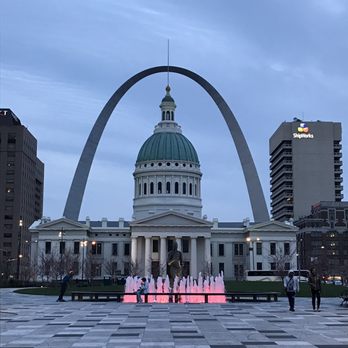 Old Courthouse - Courthouse alignment with arch. - Landmarks & Historical Buildings Near Me - Saint Louis, Missouri