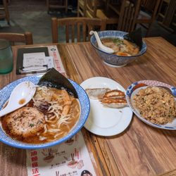 大門拉麵 - Fried rice and gyoza $62 ($7.94 USD)
