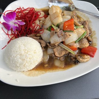 Thai Bella - Beef and scallops in black pepper sauce - Thai Near Me - Moab, Utah Thai Bella - Beef and scallops in black pepper sauce - Thai Near Me - Moab, Utah