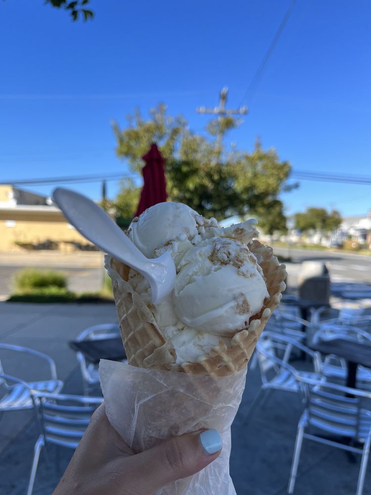 Sundae Best Logo
