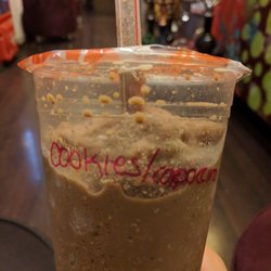Tapioca Bubble Tea Room - I recommend getting a mix of cappachino and cookies and cream! It's delicious!  ¡Recomiendo una mezcla de capuchino y galletas y crema!