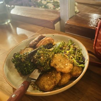 668 The Gigshack - Thighs w/broccoli rabe - New American Near Me - Montauk, New York 668 The Gigshack - Thighs w/broccoli rabe - New American Near Me - Montauk, New York