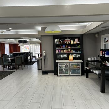 Hampton Inn Bloomington West - Breakfast area - Hotels Near Me - Bloomington, Illinois
