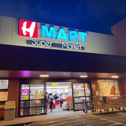 Exterior photo of H Mart - Honolulu, Hawaii Exterior photo of H Mart - Honolulu, Hawaii