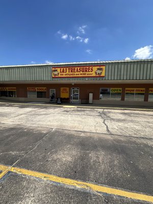 "The prices can’t be beat!!!" - "The prices can’t be beat!!!"
"This is the third piece I’ve bought form L&J Treasures and probably won’t be the last! The people are very friendly and helpful, the selection of pieces is great, and the prices can’t be beat!!! I try to run by each time I’m in Tulsa to see what’s new." -David "The prices can’t be beat!!!" - "The prices can’t be beat!!!"
"This is the third piece I’ve bought form L&J Treasures and probably won’t be the last! The people are very friendly and helpful, the selection of pieces is great, and the prices can’t be beat!!! I try to run by each time I’m in Tulsa to see what’s new." -David