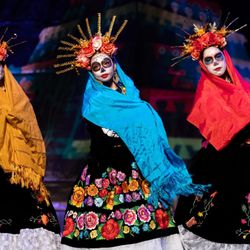 Instituto Mazatlán Bellas Artes De Sacramento - Traditional Mexican dancing
