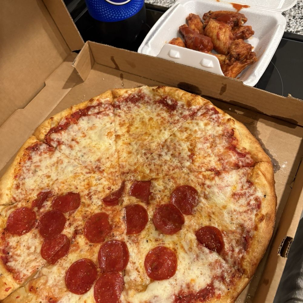 Half Pepperoni, Hald Cheese, with BBQ wings Half Pepperoni, Hald Cheese, with BBQ wings