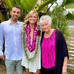 Christine's Floral Designs - Flower lei