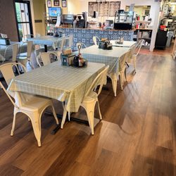 Cafe con Leche - Dining area