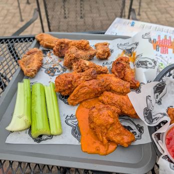 Shakers Public House - Dry and wet wings - Bars Near Me - Worthington, Ohio