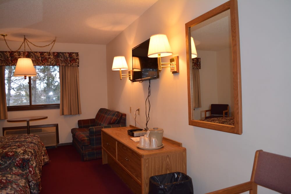 BLOOMER INN & SUITES 18 Photos 1616 Woodard Rd, Bloomer, Wisconsin