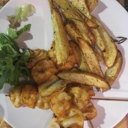 A Pesci in Faccia - Spiedini di gamberi e calamari  Spies met garnalen en witvis. Aardappelen apart bijbesteld!