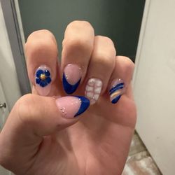 Bonvie Nails & Spa - The full hand of what the girl did on my hand.