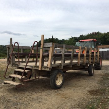 Bushy Hill Orchard - Tractor ride to the orchard - Farmers Market Near Me - Granby, Connecticut Bushy Hill Orchard - Tractor ride to the orchard - Farmers Market Near Me - Granby, Connecticut