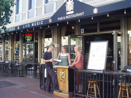 Henry's Pub by null