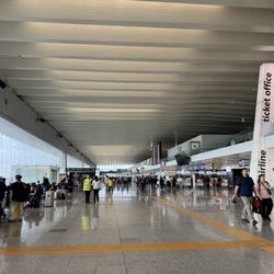 Aeroporto Leonardo da Vinci - Check in counters in departure hall Terminal 3 - separate check in area for flights headed to USA and Israel, located at end of the terminal