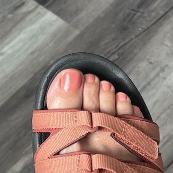 Luxury Nails - Super fast and perfect shellac pedicure - Nail Salons Near Me - Oakville, Ontario