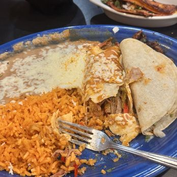 Senor Jalapeno - Youngstown - Combination plate with choice of enchilada and taco served with rice and beans - Mexican Near Me - Youngstown, Ohio