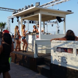 Papeete Beach - Anche qui cubiste,  ma con tutte le belle ragazze in costume in giro che hanno da guardare tutti?!?