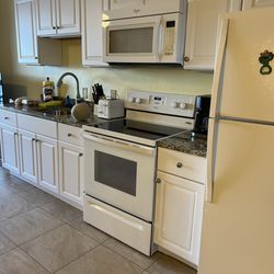 Sapphire Beach Resort - Spotless kitchen area