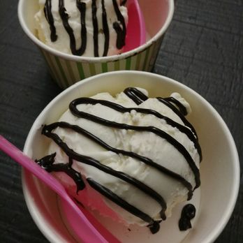 Creamistry - Madagascar vanilla bean with fudge topping - Ice Cream & Frozen Yogurt Near Me - Round Rock, Texas Creamistry - Madagascar vanilla bean with fudge topping - Ice Cream & Frozen Yogurt Near Me - Round Rock, Texas