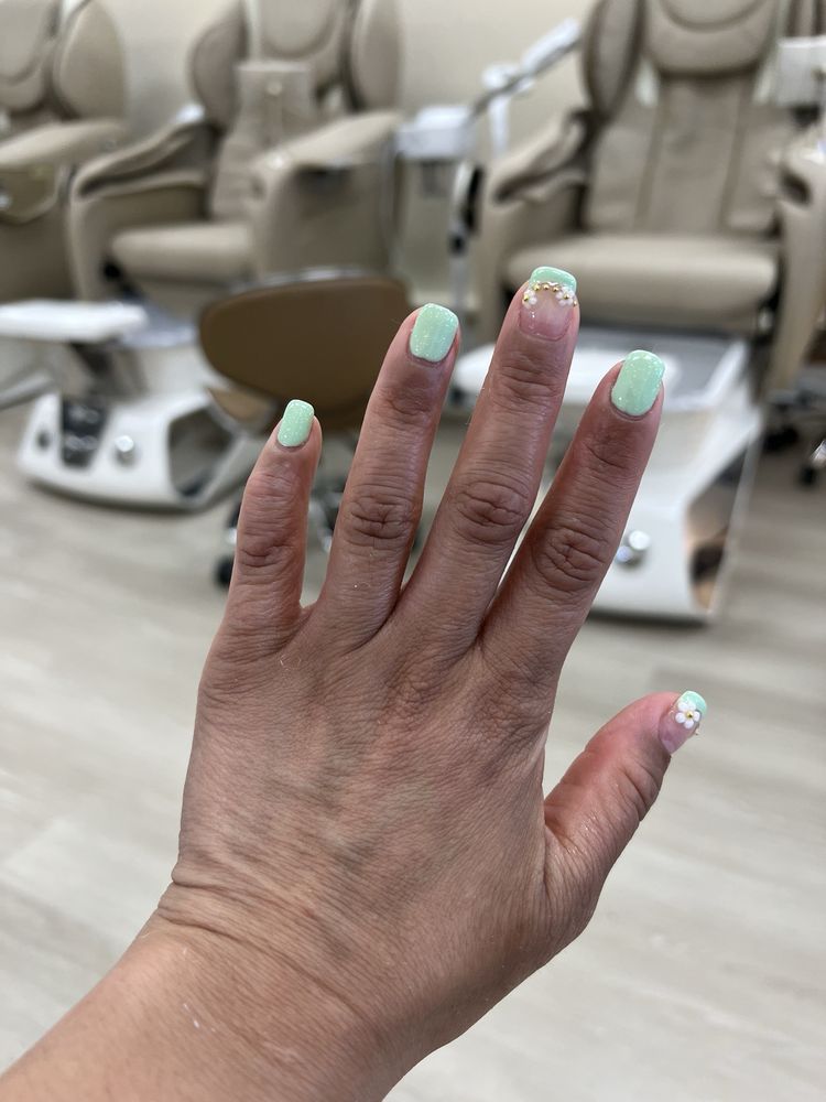 M Jenn Nail & Spa Logo