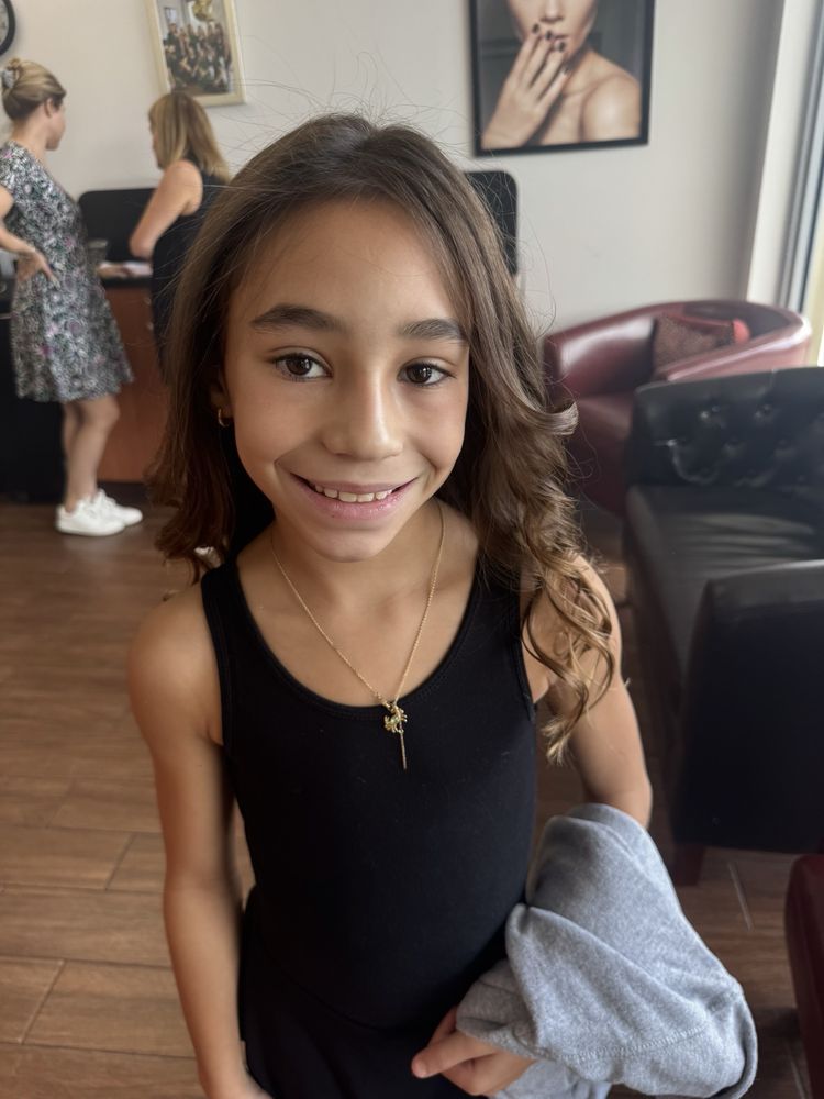 Yoli's Beauty Salon Image