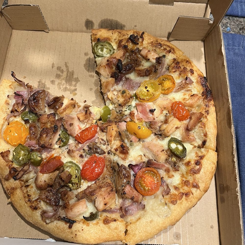 Garlic Chicken Pizza - Small added jalapeños couldn't resist had to have slice smelled amazing Garlic Chicken Pizza - Small added jalapeños couldn't resist had to have slice smelled amazing