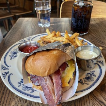 Crushed by Giants - Classic Burger with Bacon - Brewpubs Near Me - Chicago, Illinois