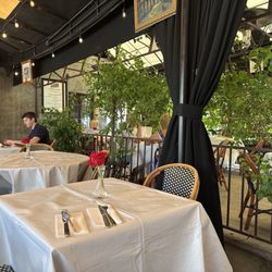 Pleasant outdoor seating, great service and fantastic food. Love the huevos rancheros with carnitas.