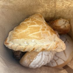 Panadería Estrella - Pineapple empanada!! and some more goodies