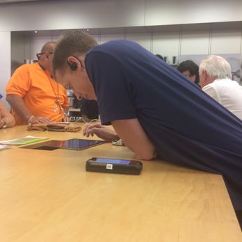 Apple Barton Creek - This "genius" is mad because I called him out on lying to a customer. - Computers Near Me - Austin, Texas