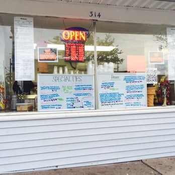 Arctic Corner - Small storefront - Ice Cream & Frozen Yogurt Near Me - Lansing, Michigan