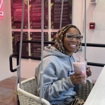 Squeez - Making Cakes Smoothie - Juice Bars & Smoothies Near Me - Atlanta, Georgia