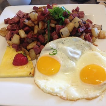 Moena Café - Fresh corn beef hash and two sunny side up eggs - Cafes Near Me - Honolulu, Hawaii