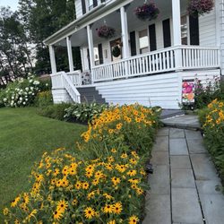 Tuscan Hills Bed and Breakfast - Walkway to the porch